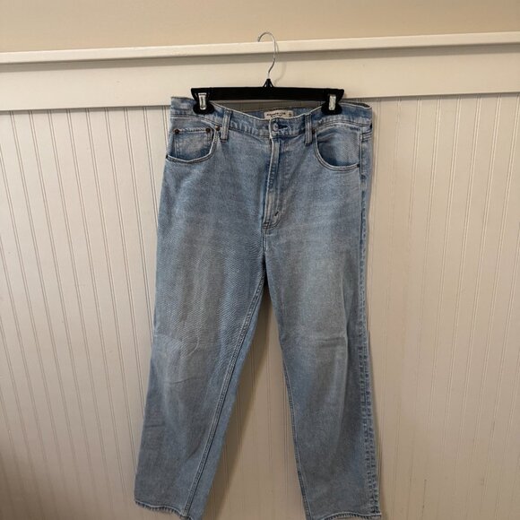 Abercrombie & Fitch Ultra High Rise Ankle Straight Jean (Light, Size 31 LONG) - Picture 3 of 4